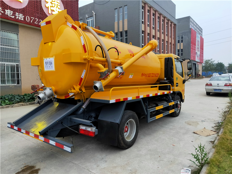 東風(fēng)牌5方吸污車