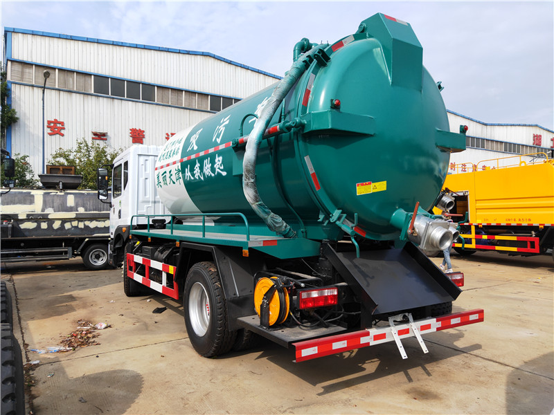 東風(fēng)牌12方吸污車